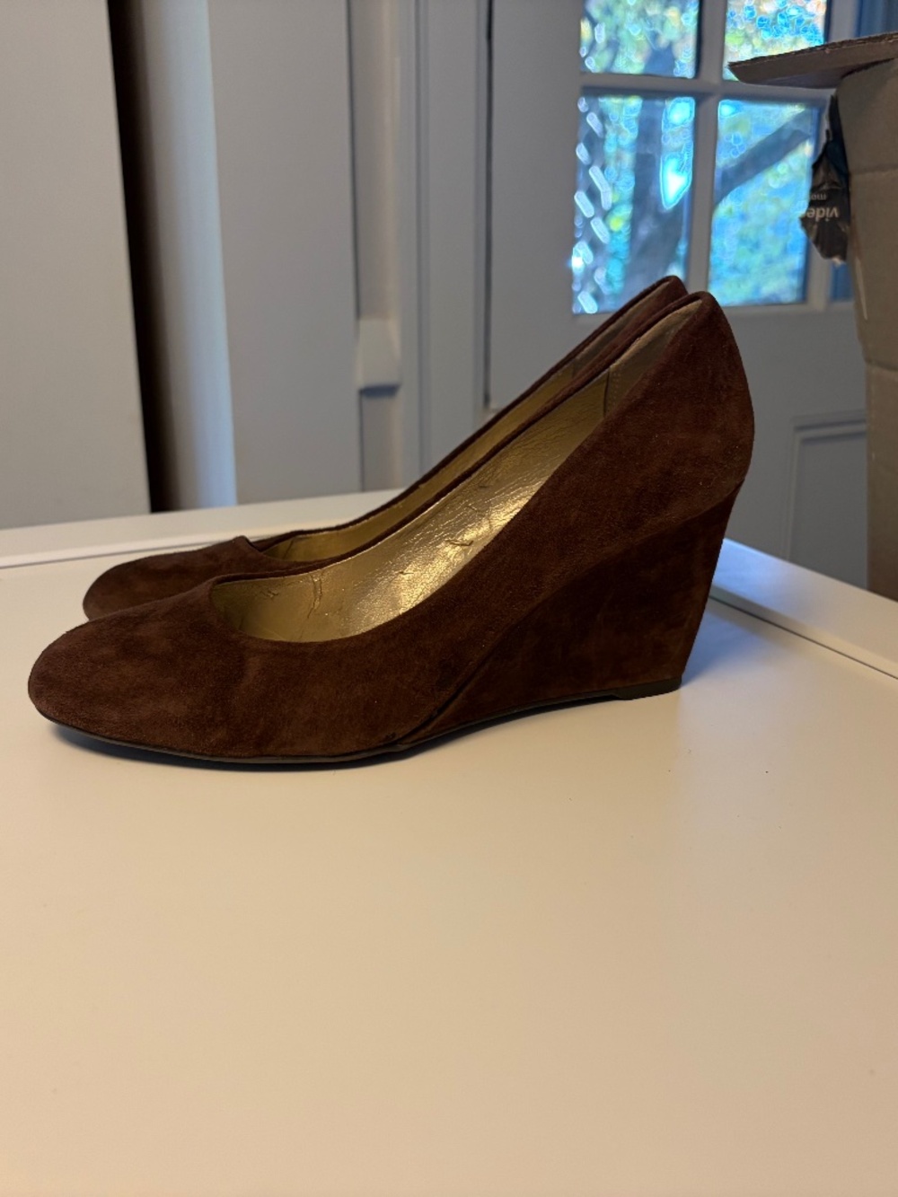 Perfect for Autumn! Beautiful pair of Bandolino Tanspose suede wedge heels, 8